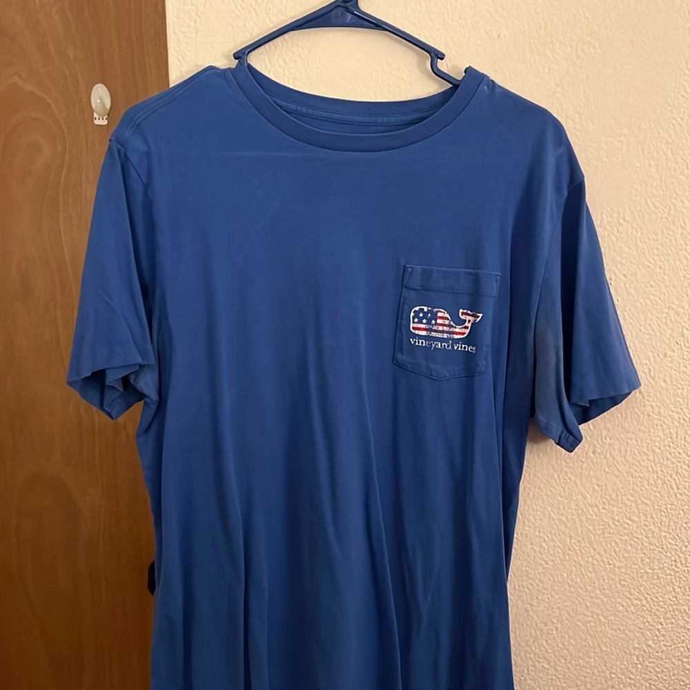 Vineyard Vines Men’s T-shirt blue w/American flag size M